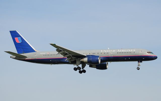 Boeing 757-200 (N575UA) - Seen at KDCA on 3/27/2010.      a href=http://discussions.flightaware.com/profile.php?mode=viewprofile&u=269247  [ concord977 profile ]/a