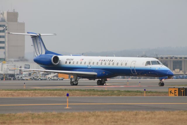 Embraer ERJ-145 (N843HK) - Trans States ERJ-145 flight 3372 taxiing across runway 33.