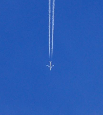 Embraer 175 (N89313) - Flying high over SC.