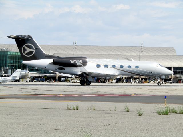 Gulfstream Aerospace Gulfstream IV (N119JE) - Lining up on RWY 20R 