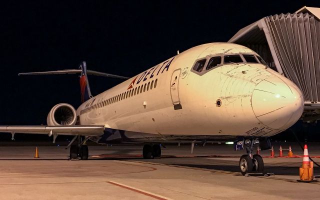 Boeing 717-200 (N896AT) - A Delta 717 in for the night and in need of a paint job!  11/29/20.