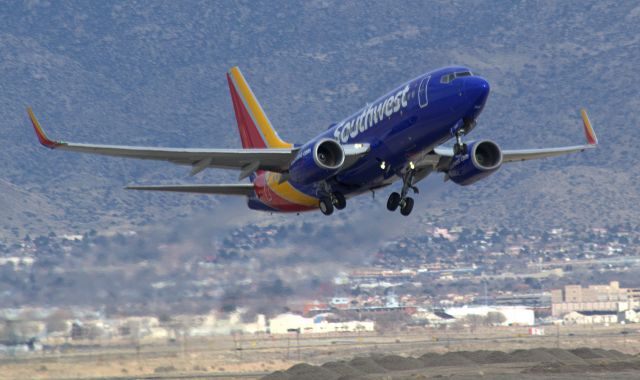 Boeing 737-700 (N7850B)