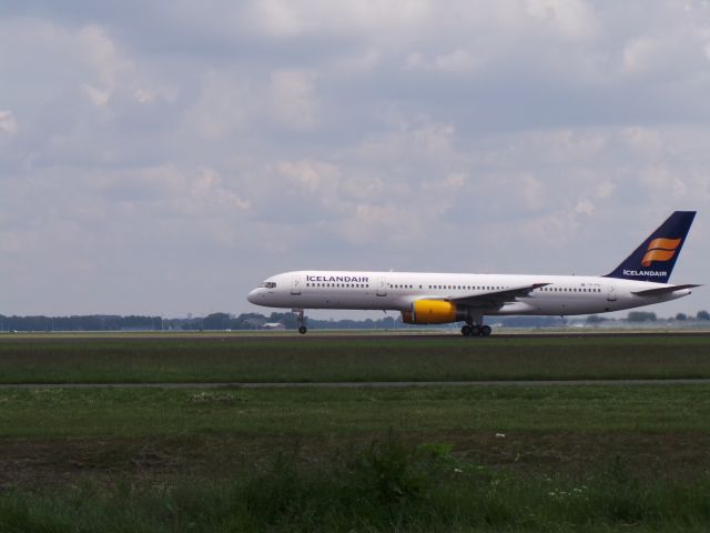 Boeing 757-200 — - RWY36R