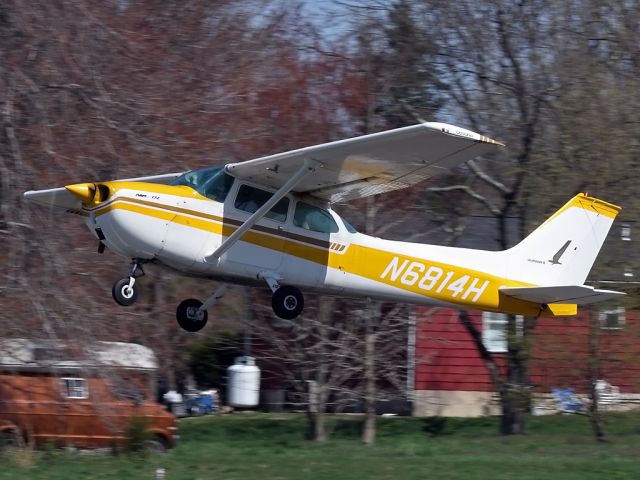 Cessna Skyhawk (N6814H)