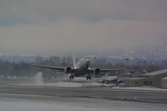 Boeing 737-700 (C-GDEJ)