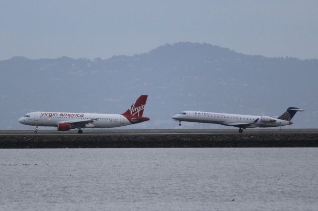 Airbus A320 (N631VA) - Parallel landing with United Canadair Regional Jet CRJ-700 (N724SK)