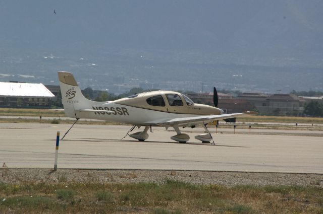 Cirrus SR-22 (N886SR) - A cirrus that came in with a really cool golden paint job.