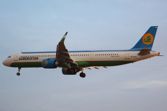 Airbus A321neo (UK-32102) - An Uzbekistan A321neo on final approach into LHR, landing on runway 27L.br /br /Location: Myrtle Ave.br /Date: 21.08.22 (dd/mm/yy).