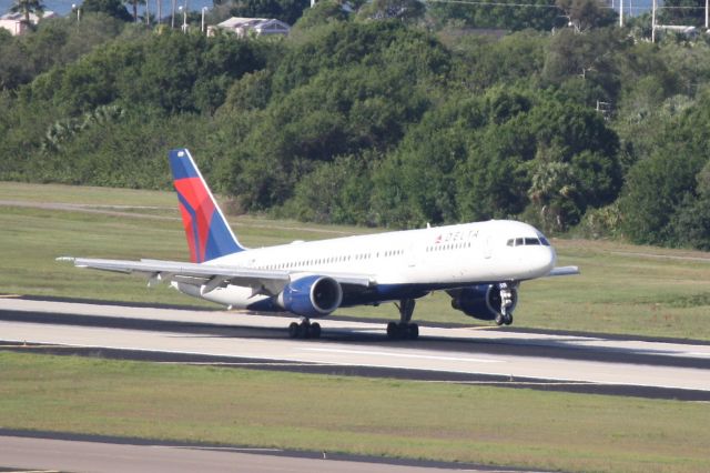 Boeing 757-200 (N639DL) - Delta Flight 1472 (N639DL) arrives on Runway 1L at Tampa International Airport following a flight from Hartsfield-Jackson Atlanta International Airport