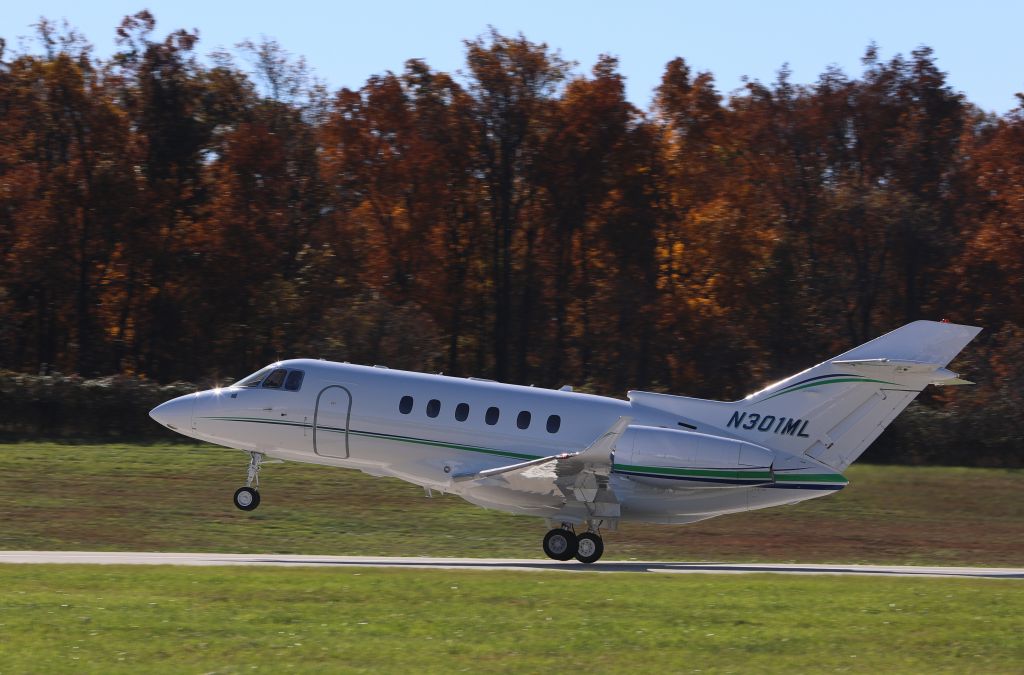 Hawker 800 (N301ML) - Wheels up!
