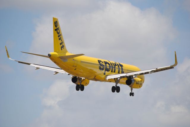 Airbus A321 (N657NK) - 7/7/2016: 2015 Spirit Airbus A321-231 on final at KIAH. 