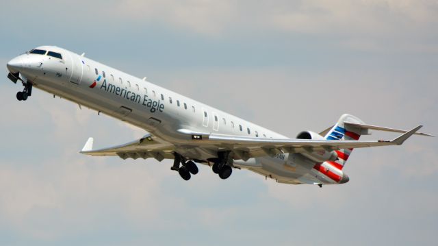 Canadair Regional Jet CRJ-900 (N586NN) - July 2018