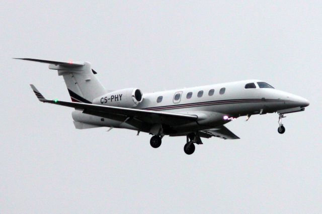 Embraer Phenom 300 (CS-PHY) - NetJets Europe Phenom 300 on short finals for rwy 07 on 7-Dec-23 arriving from EGLF as NJE691R.