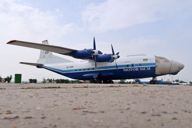 Antonov An-12 (UR-11819)