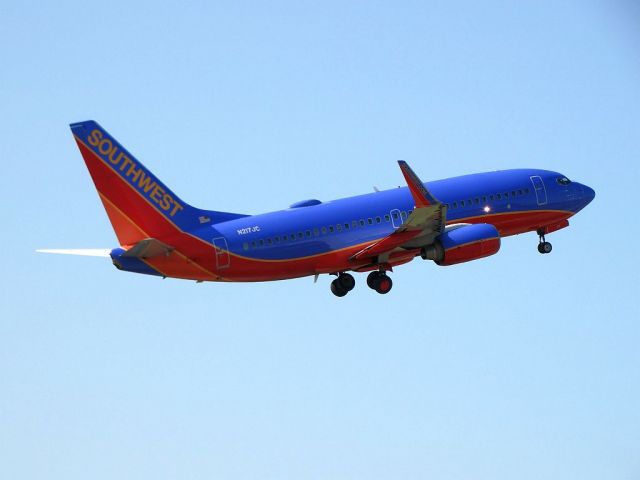 Boeing 737-700 (N217JC)
