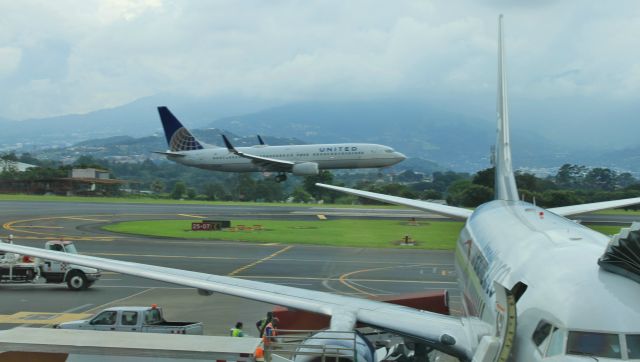 Boeing 737-800 (N76503)