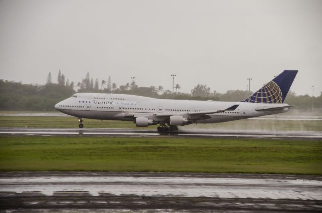 Boeing 747-400 (N118UA) - Uniteds farewell flight for the 747. Landing in Honolulu