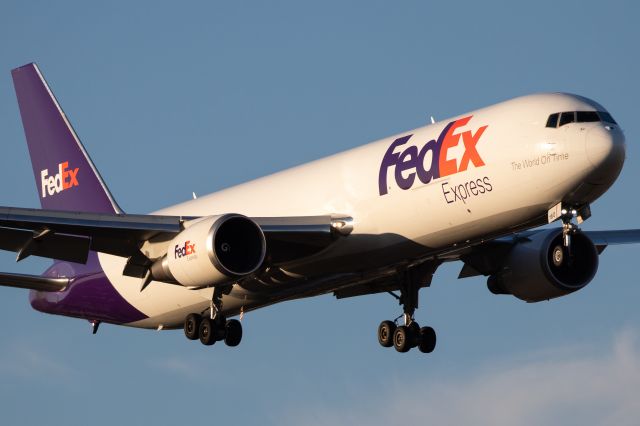 BOEING 767-300 (N160FE)