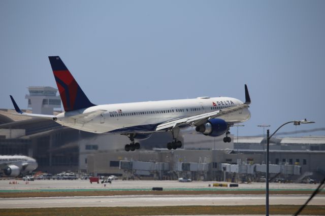 Boeing 757-200 (N667DN)