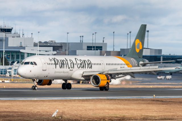 Airbus A321 (9H-AMG) - MLH9003 arriving from Keflavik