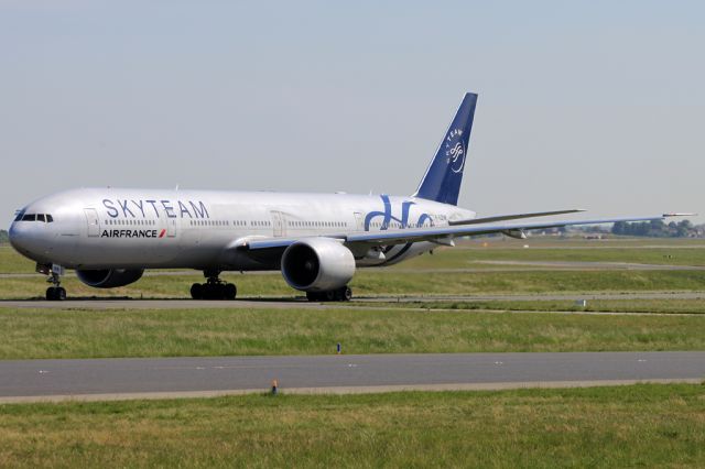 BOEING 777-300 (F-GZNE)