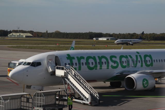 Boeing 737-700 (EI-EMF) - Boeing 737 from Ryanair on the background of a Boeing 737 of Transavia at Eindhoven Airport (Holland). (Saturday, October 13th, 2018)