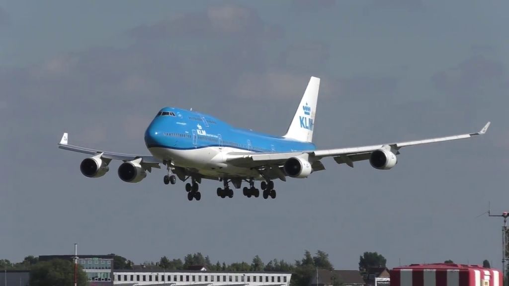 Boeing 747-400 (PH-BFT) - final approach R24