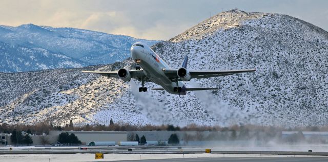 BOEING 767-300 (N118FE) - Emilee on the climb from 34L to begin an early  morning trip to KMEM.