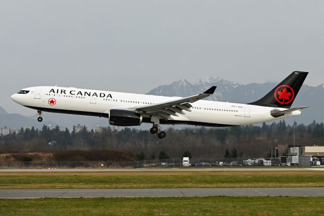 Airbus A330-300 (C-GKUH)