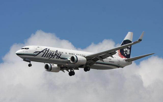 Boeing 737-800 (N568AS) - Alaska Airlines Boeing 737-800 landing at SEA-TAC