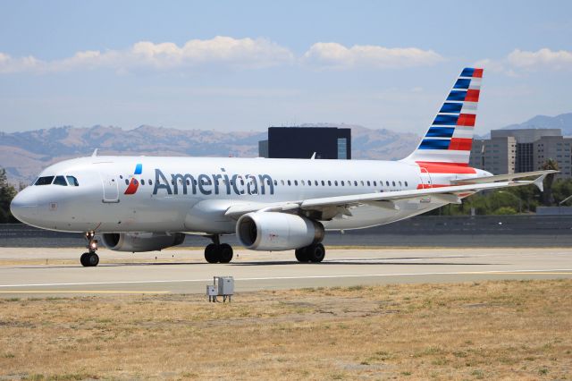 Airbus A320 (N679AW)