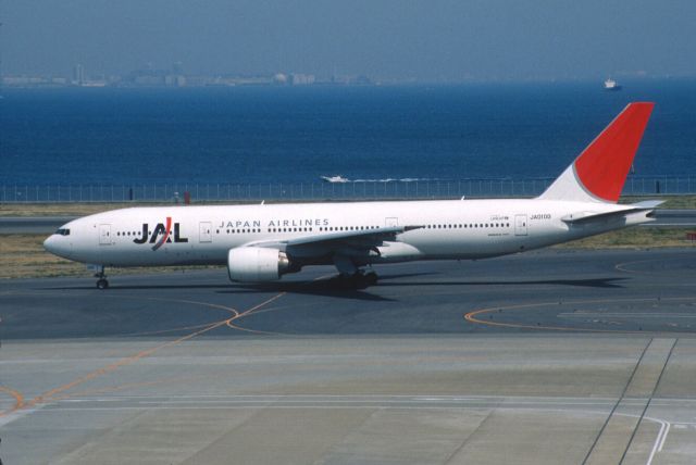 Boeing 777-200 (JA010D) - Taxing at Tokyo-Haneda Intl Airport on 2005/03/27