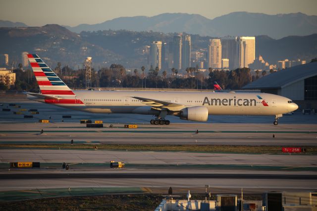 BOEING 777-300ER (N735AT)