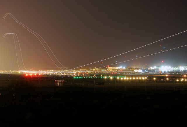 — — - 4 minutes of exposure at Gran Canaria airport. First takeoff a B737 of Air Europa by the runway 03L and turns to the right. Later landing a B737 of TUIfly on the runway 03L and after the takeoff of B737 of Transavia by the runway 03R.