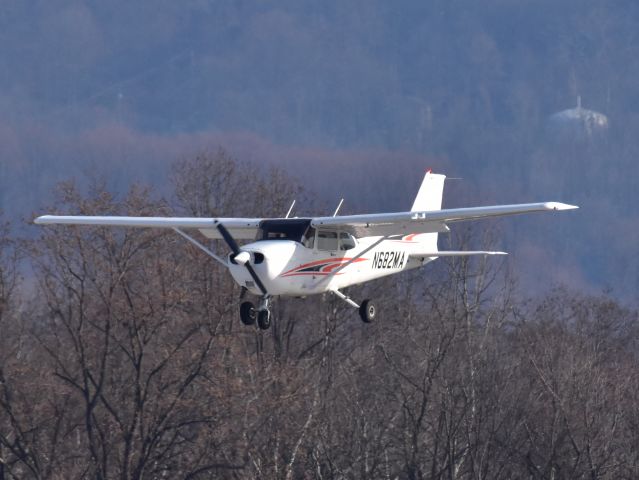 Cessna Skyhawk (N682MA) - landing