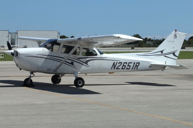 Cessna Skyhawk (N2651R) - 06/10/2022: Outside the FBO at Fort Pierce airport.