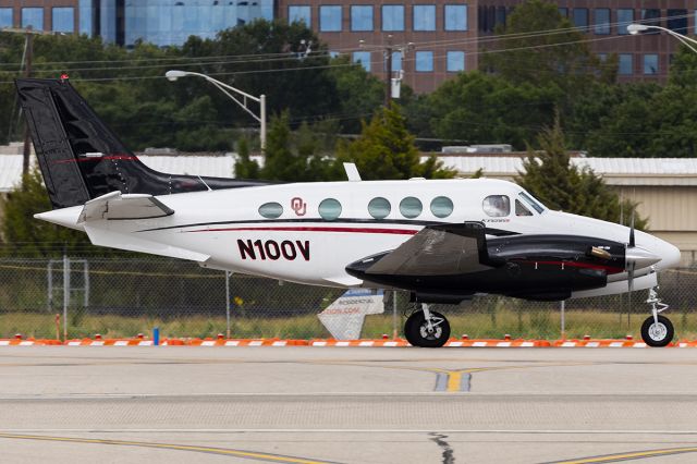 Beechcraft King Air 90 (N100V)