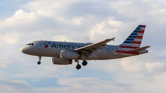 Airbus A319 (N813AW) - American Airlines A319 landing at PHX on 7/15/22. Taken with a Canon 850D and Rokinon 135mm f/2 lens.