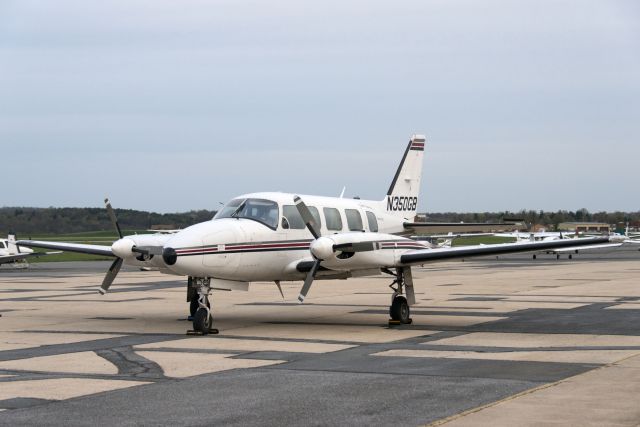 Piper Navajo (N350GB) - N350GB  Piper  PA-31-350  Chieftan  Carto-Flight  KFDK  20130414