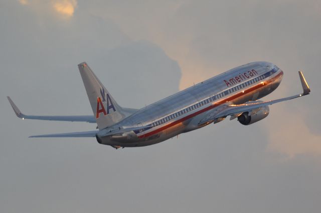 Boeing 737-800 (N907NN)