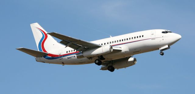 Boeing 737-200 (N467TW) - Rare 737-200 on final for RWY17. Oct 16,2019