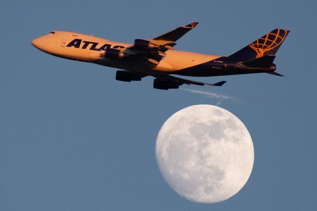 Boeing 747-400 (N419MC) - Bonus moon!br /Taken December 20, 2018 from Founders' Plaza.