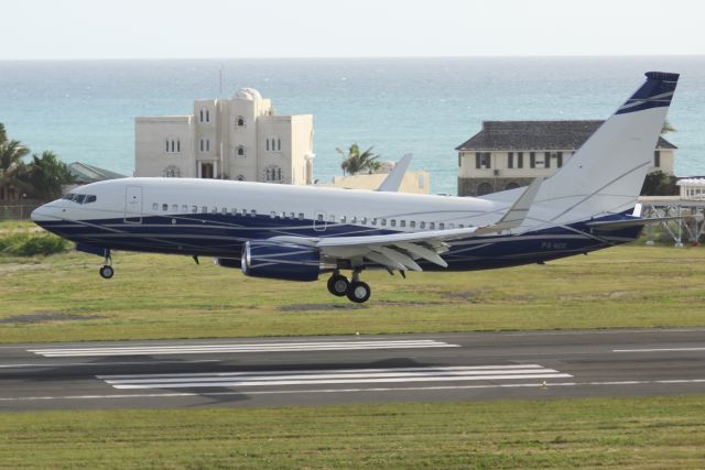 Boeing 737-700 (P4-NGK)