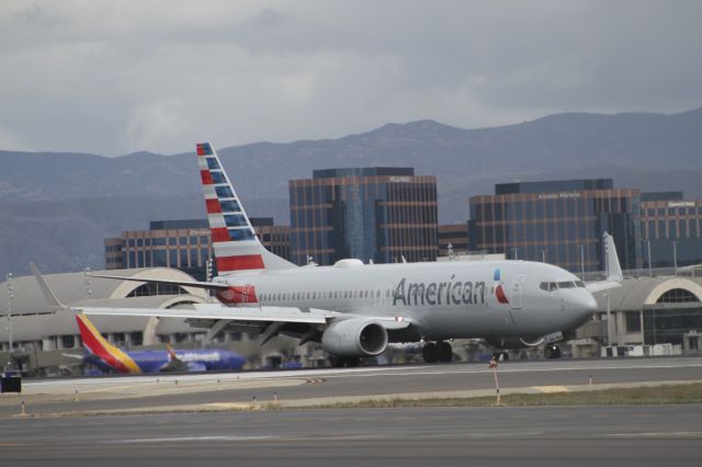 Boeing 737-800 (N973NN)