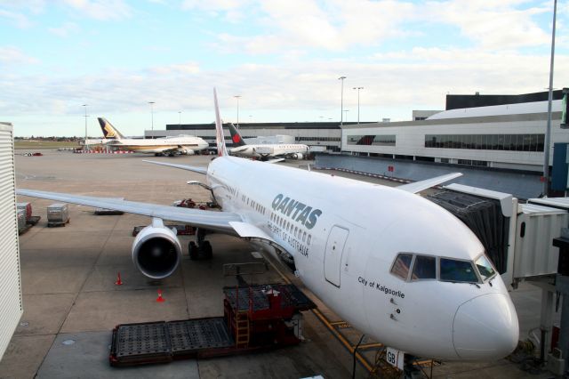 BOEING 767-300 (VH-OGB)