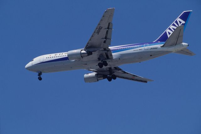 BOEING 767-200 (JA8482) - Final Approach to Tokyo-Haneda Intl Airport Rwy16L on 1994/08/16