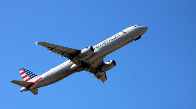 Airbus A321 (N534UW) - Shortly after departure is this 2009 American Airlines Airbus A321-231 in the Spring of 2021.