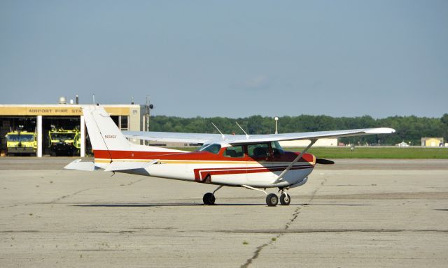 Cessna Skyhawk (N6545V) - Eagle Aviation Cessna 172RG N6545V in Willow Run Airport