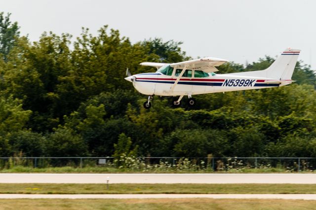 Cessna Skyhawk (N5999K) - Landing at Schaumburg