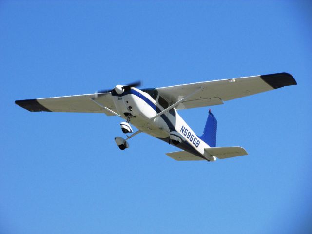 Cessna Skylane (N5955B) - Taking of from RWY 24